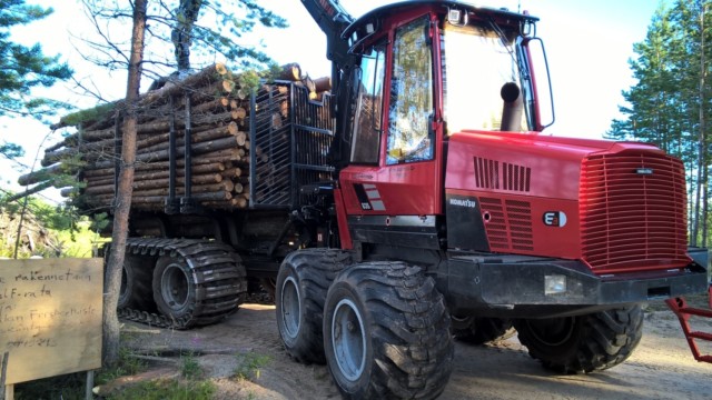 Kuva: tukkien ja kuitupuiden kuskaamista WP_20150811_08_13_33_Pro